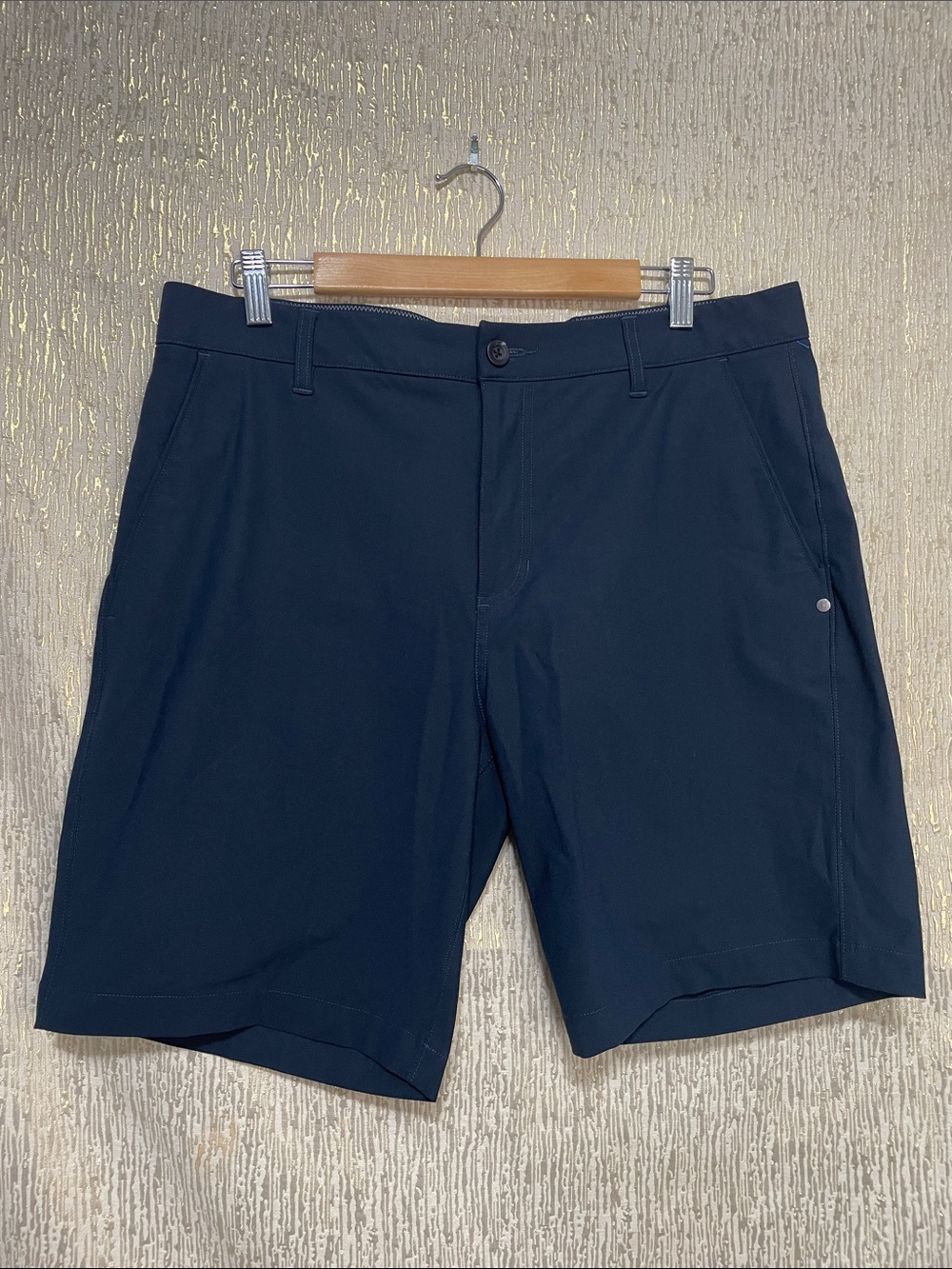 Vuori Men's Casual Navy Performance Shorts Sz 34 NEW